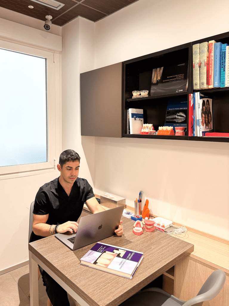 el doctor Carlos Polo en su oficina