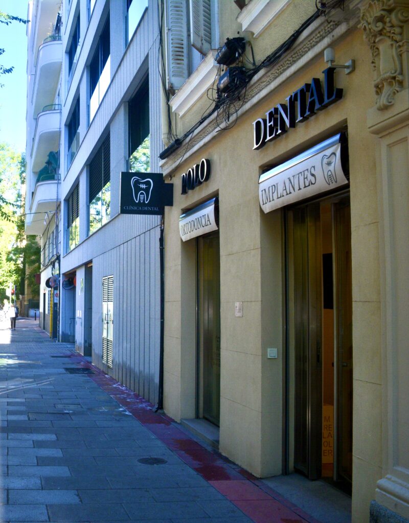 Clínica Dental Polo vista desde un extremo de la calle